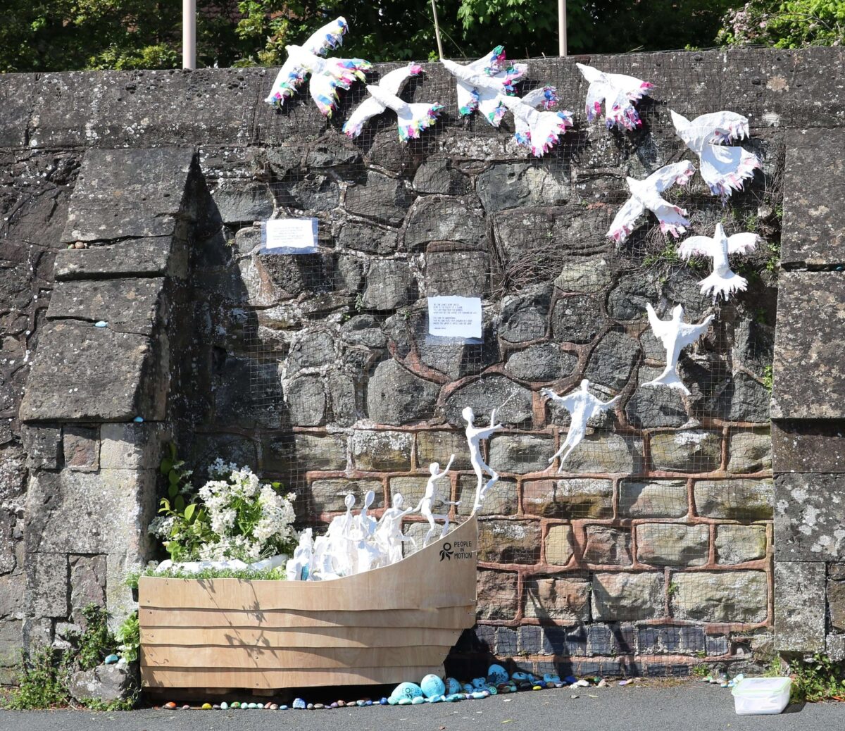 Malvern Link Trough dressed depicting white birds flying from a boat
