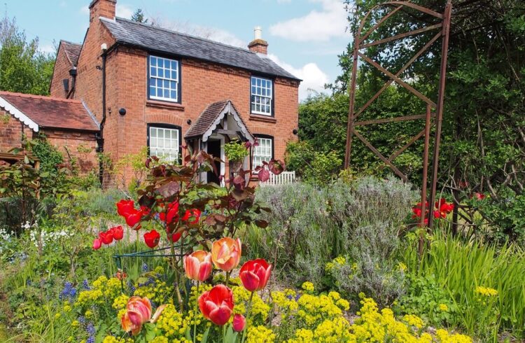 The Firs - Elgar's Birthplace cottage with colourful garden